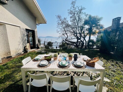 LESA CENTER Villa Panorama-Blick auf den See, einen großen Garten und privaten Dock, WiFi