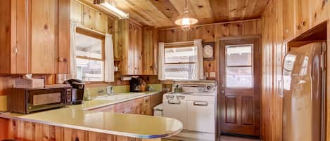 Fridge, oven, stovetop, coffee/tea maker