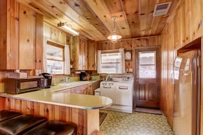 Fridge, oven, stovetop, coffee/tea maker