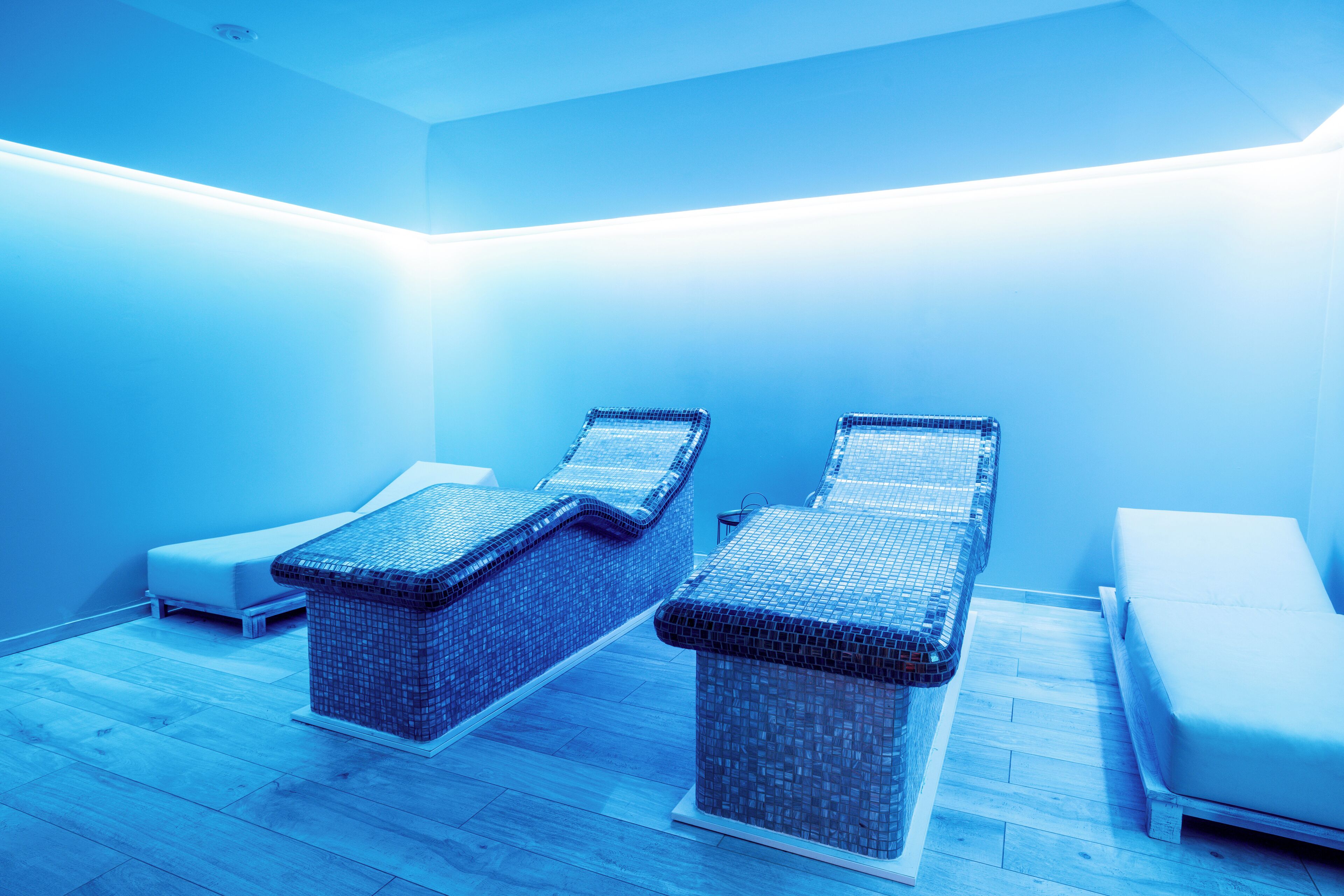 Een sauna, een stoombad, diepe bindweefselmassages, sportmassages