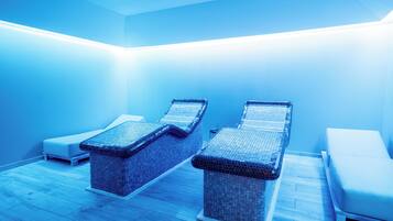 Een sauna, een stoombad, diepe bindweefselmassages, sportmassages