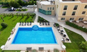 Una piscina al aire libre (de 06:00 a 00:00), sombrillas, tumbonas