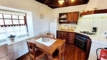 Een koelkast, een microgolfoven, een oven