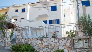 Vista frontal de la propiedad