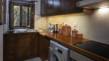 Een koelkast, een oven, een kookplaat, een koffiezetapparaat/waterkoker