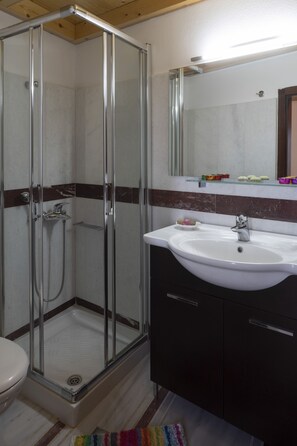 Douche, sèche-cheveux, bidet, serviettes fournies