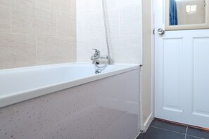 Huoneisto (1 Bedroom) | Kylpyhuone | Suihkun ja ammeen yhdistelmä, pyyhkeet