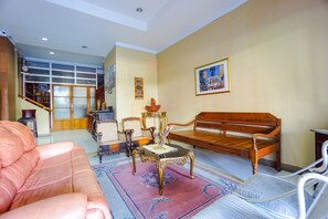 Lobby sitting area - OYO 1429 Bastiana Residence (Manado)