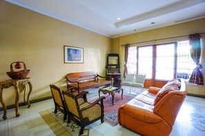 Lobby sitting area - OYO 1429 Bastiana Residence (Manado)