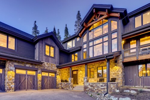 Bearadise Forest: New, Modern Luxury Home w/ Beautiful Views & Pool Table