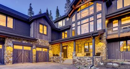 Bearadise Forest: New, Modern Luxury Home w/ Beautiful Views & Pool Table