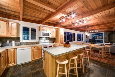 66sl - Hot Tub - Wifi - 3+ Bedroom - Sleeps 10 Home by Redawning