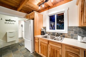 Cabin, 3 Bedrooms | Bathroom | Towels - 66sl - Hot Tub - Wifi - 3+ Bedroom - Sleeps 10 Home by Redawning (Deming)