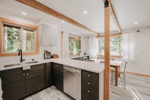 Cabin, 3 Bedrooms | Private kitchen