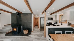 Une cuisine moderne dotée d’un îlot central, d’une cuisinière intégrée et d’appareils électroménagers en acier inoxydable.