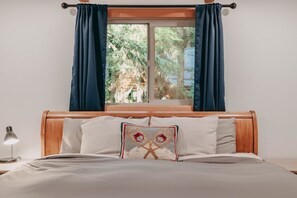 Cabin, 3 Bedrooms | 3 bedrooms, free WiFi - 48sl - Hot Tub - Pets Ok - Wifi - Wood Stove - Sleeps 5 3 Bedroom Home by Redawning (Deming)
