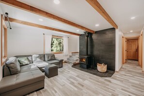 Cabin, 3 Bedrooms | Living area