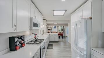 Cabin, 3 Bedrooms | Private kitchen | Fridge, oven, coffee/tea maker, toaster