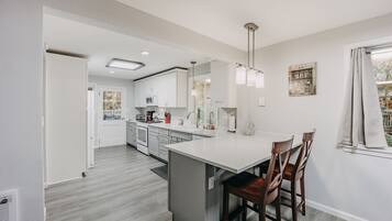 Cabin, 3 Bedrooms | Private kitchen | Fridge, oven, coffee/tea maker, toaster