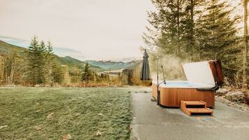 Apartment, 3 Bedrooms | Outdoor spa tub
