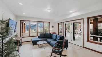 Apartment, 3 Bedrooms | Living area