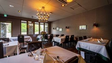 Daily cooked-to-order breakfast (JPY 1700 per person)