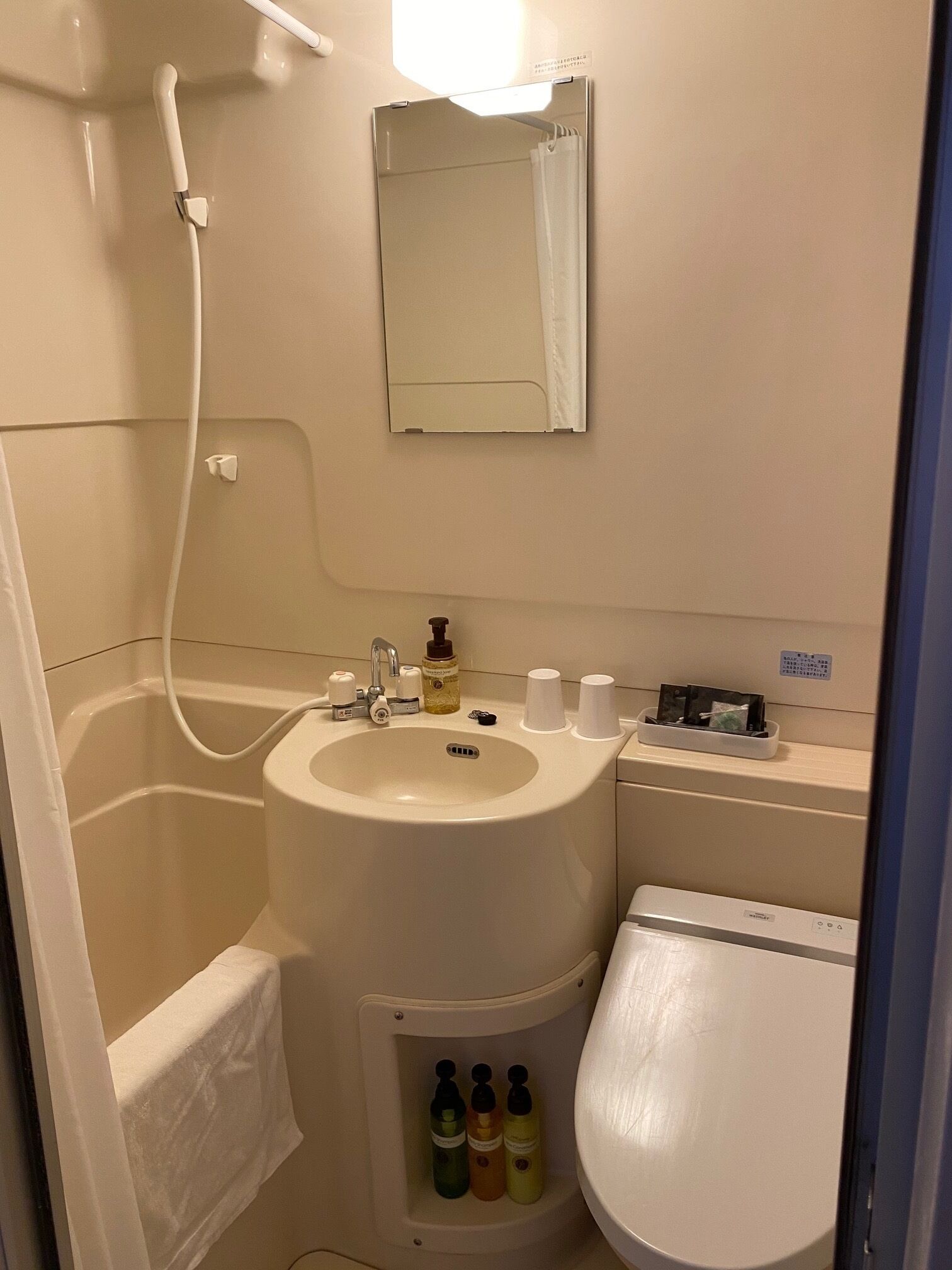 combined shower/bathtub, free toiletries, hair dryer, slippers