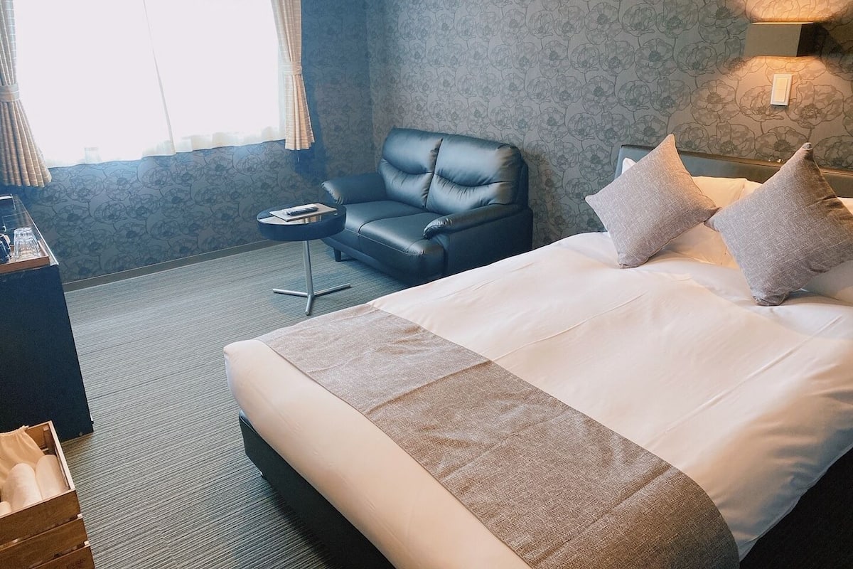 Desk, laptop workspace, WiFi (free), bed sheets