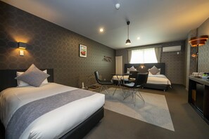 A hotel room with two beds, a desk, and a chair. - SORA Hotel KARUIZAWA Outlet (Karuizawa)