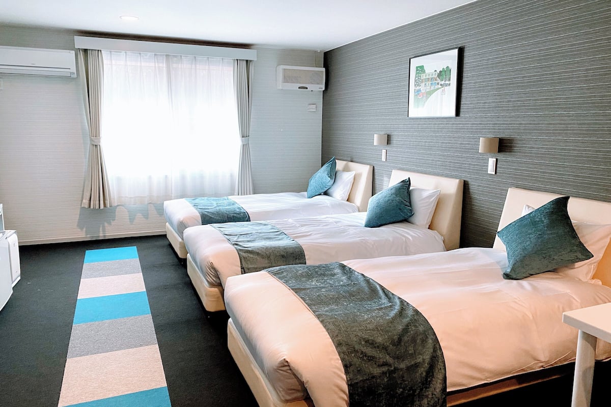 Desk, laptop workspace, WiFi (free), bed sheets