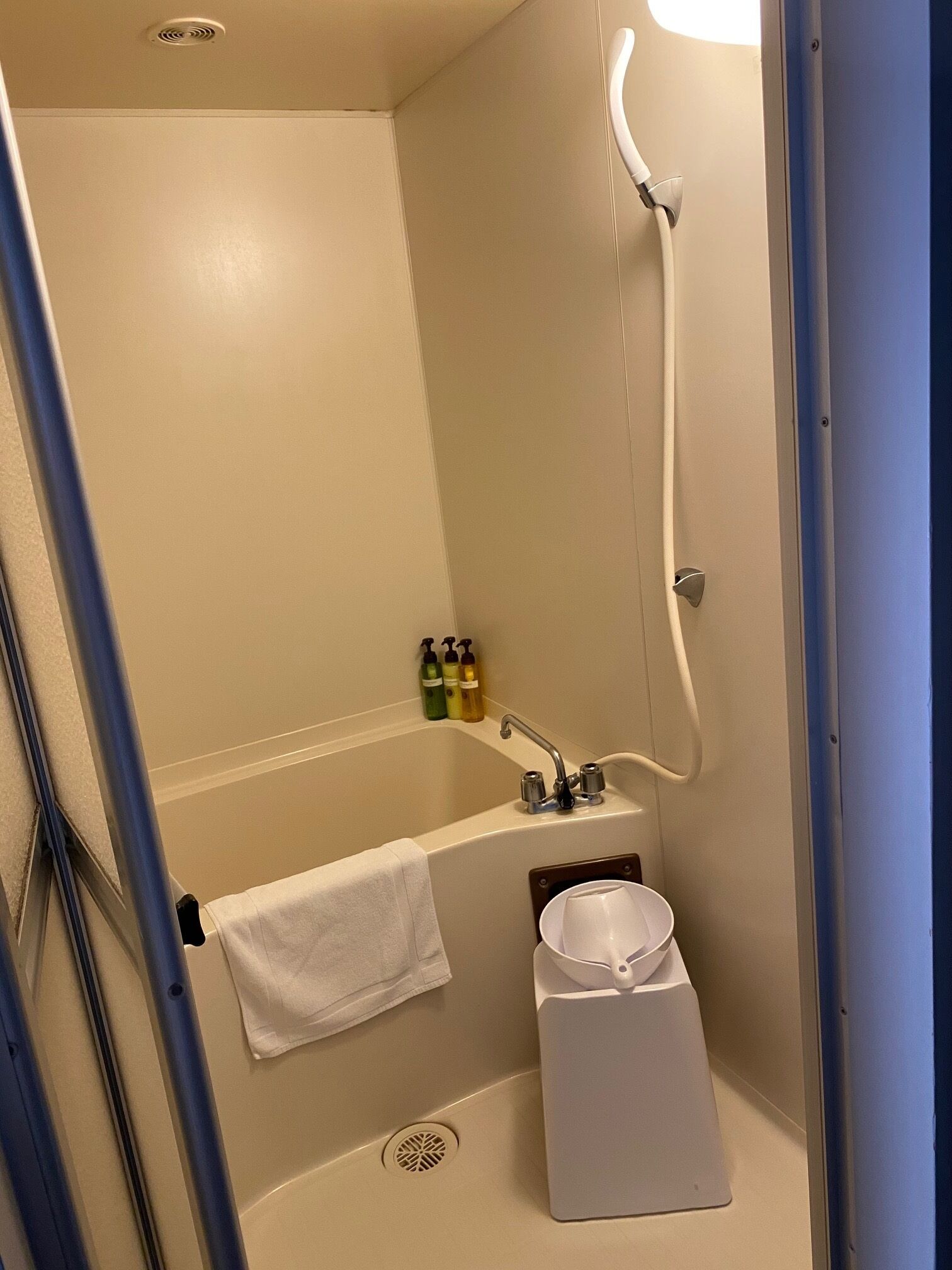 combined shower/bathtub, free toiletries, hair dryer, slippers