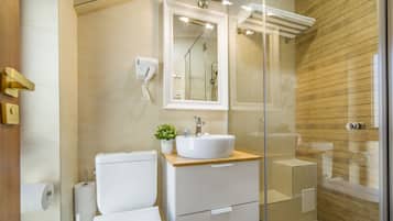 Superior Twin Room (no. 5) | Bathroom | Shower, rainfall showerhead, free toiletries, hair dryer