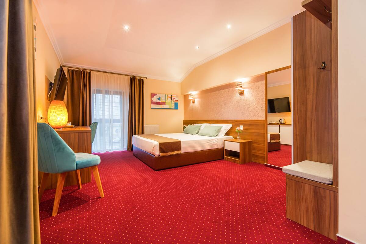 Premium bedding, pillowtop beds, desk, laptop workspace