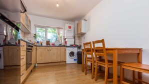 Apartment (1 Bedroom) | Private kitchen - Bazely Street Deluxe Single Room 4 (London)