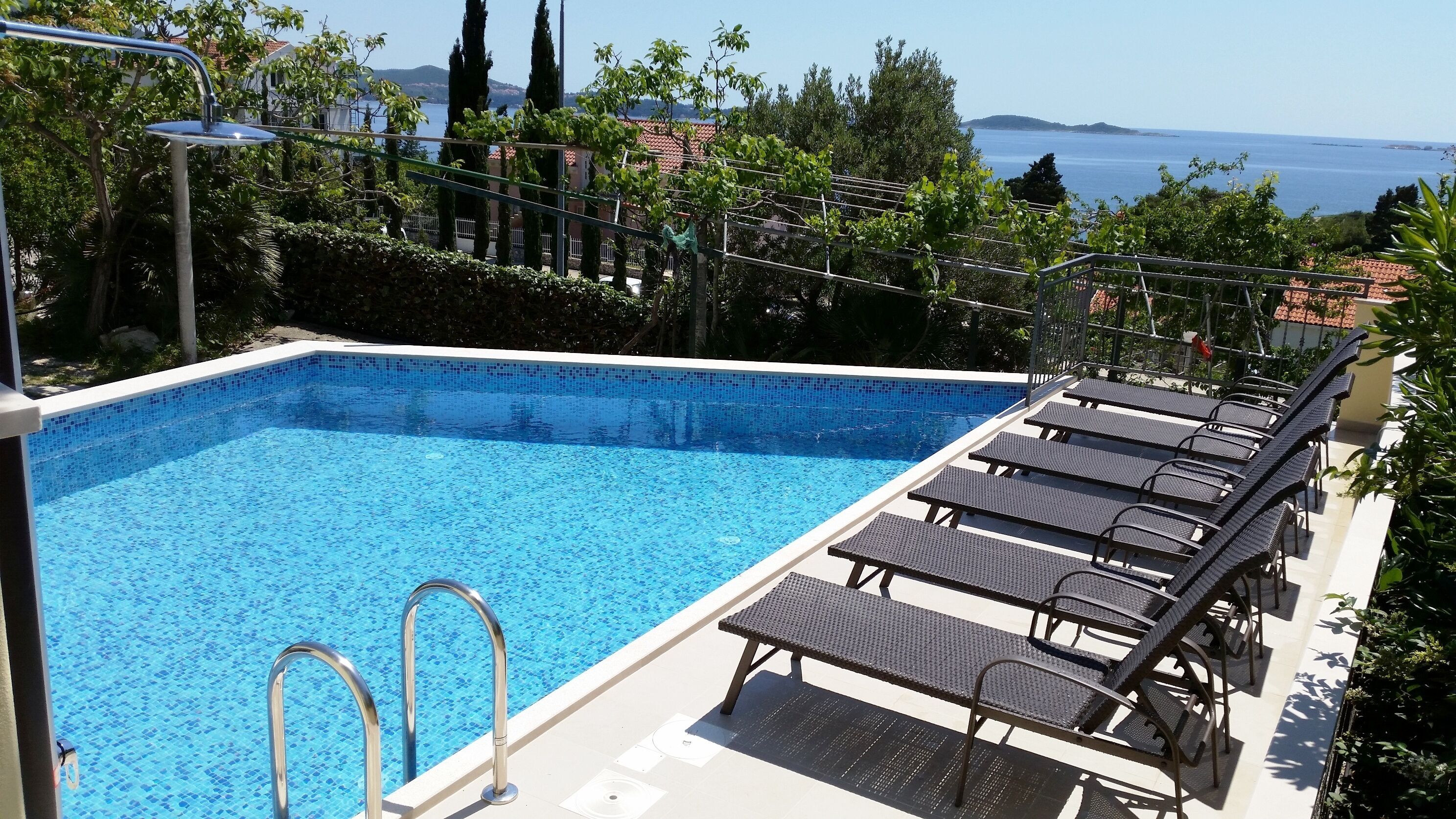 Piscina externa sazonal, funciona das 9h às 21h, guarda-sóis