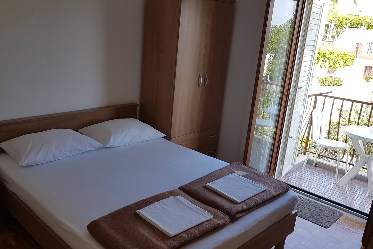 Estúdio, sacada, vista para o mar | 1 quarto, escrivaninha, cortinas blackout, ferros/tábuas de passar roupa