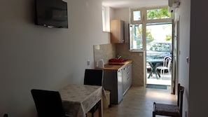 Suite estudio | Escritorio, cortinas blackout, tabla de planchar con plancha y cunas 