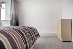 Apartment (1 Bedroom) | 1 bedroom, premium bedding, iron/ironing board, bed sheets - OLE OLE OLE IN Oban ST Today! (London)