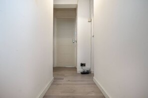 1 bedroom, premium bedding, iron/ironing board, bed sheets - OLE OLE OLE IN Oban ST Today! (London)