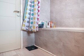 Apartment (1 Bedroom) | Bathroom | Towels