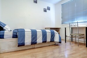 Apartment (1 Bedroom) | 1 bedroom, free WiFi, bed sheets - Regal Close Deluxe Single Guest Room 1 (London)