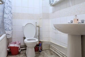 Apartment (1 Bedroom) | Bathroom | Towels, toilet paper - Regal Close Deluxe Single Guest Room 1 (London)