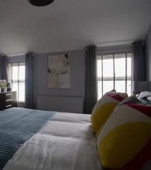 Hypo-allergenic bedding, blackout curtains, iron/ironing board - Wilde Ballybunion (Ballybunion)