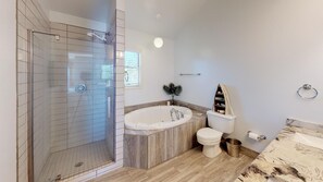 Hiustenkuivaaja, saippua, vessapaperi