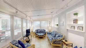 Ein gemütliches Wohnzimmer mit Fernseher, zwei Sofas und einem Couchtisch.