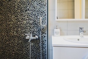 Apartment | Badezimmer | Dusche, Haartrockner, Handtücher