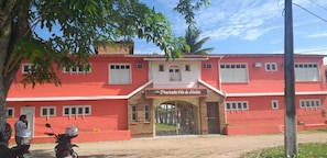 Vista frontal de la propiedad