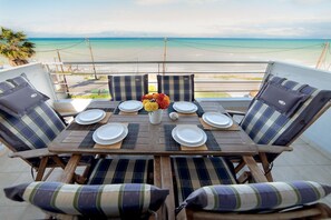 Outdoor dining - The 'Corinthian Gulf' beachfront lux apartment (Xylokastro-Evrostina)