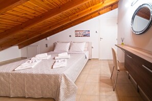 Room - The 'Corinthian Gulf' beachfront lux apartment (Xylokastro-Evrostina)