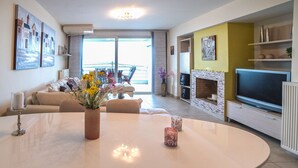 Apartemen | Area keluarga | TV dan perapian